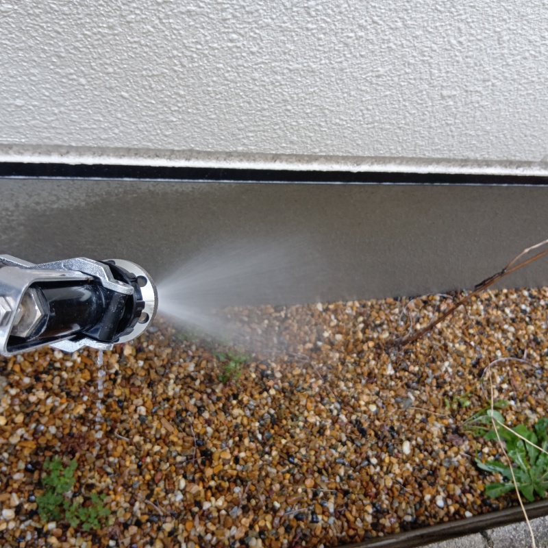 建物外周に防蟻剤を散布