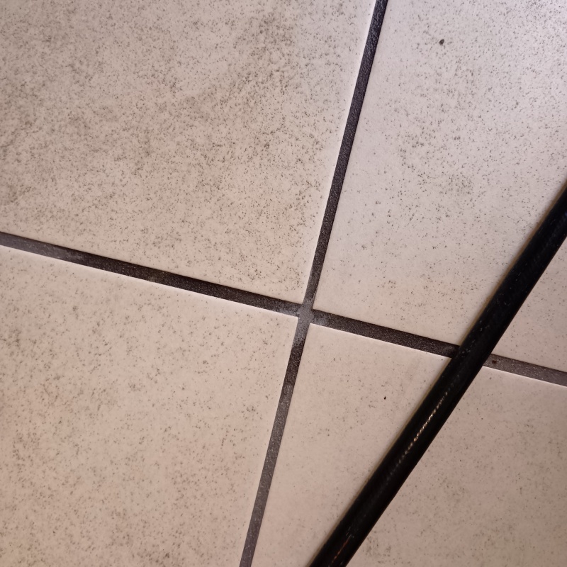 床に穴を開けて防蟻剤を注入