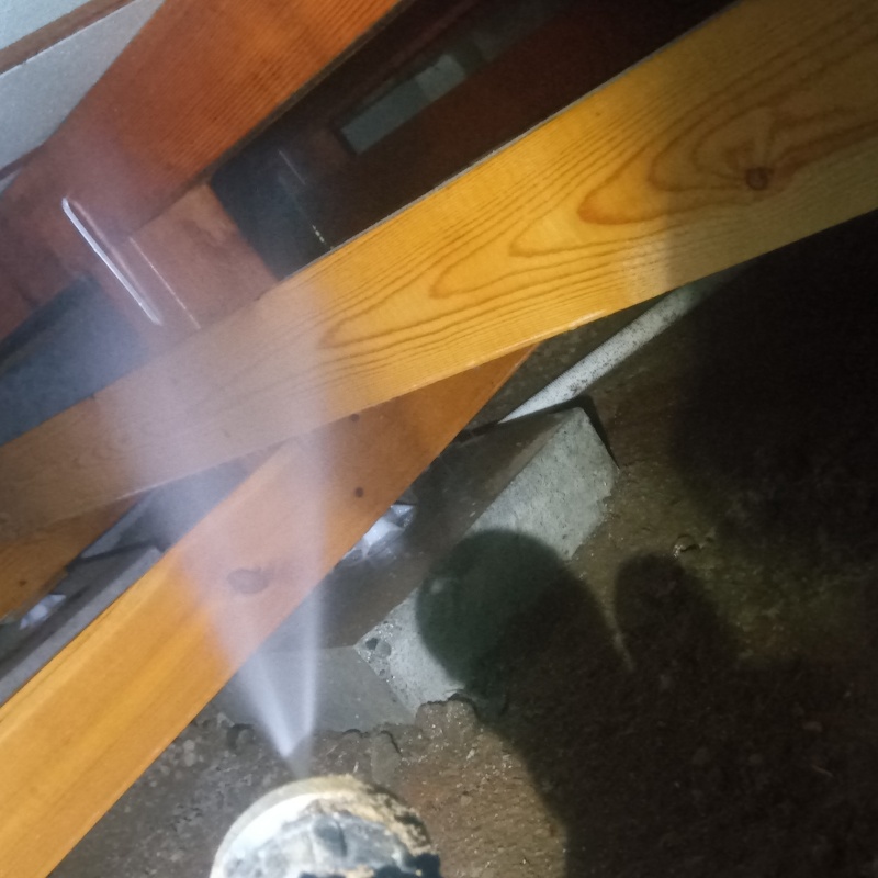 床下の木材にシロアリ駆除剤を散布