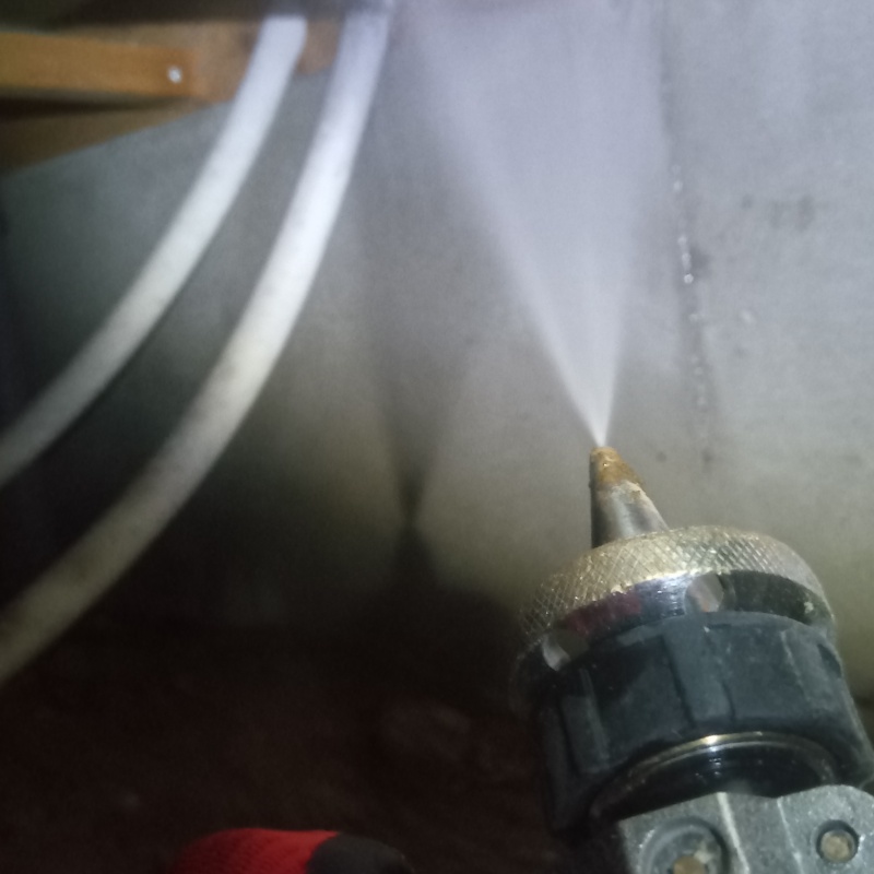 床下の木材にシロアリ駆除剤を散布