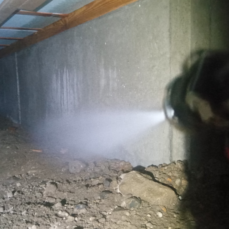 床下の土壌にシロアリ駆除剤を散布