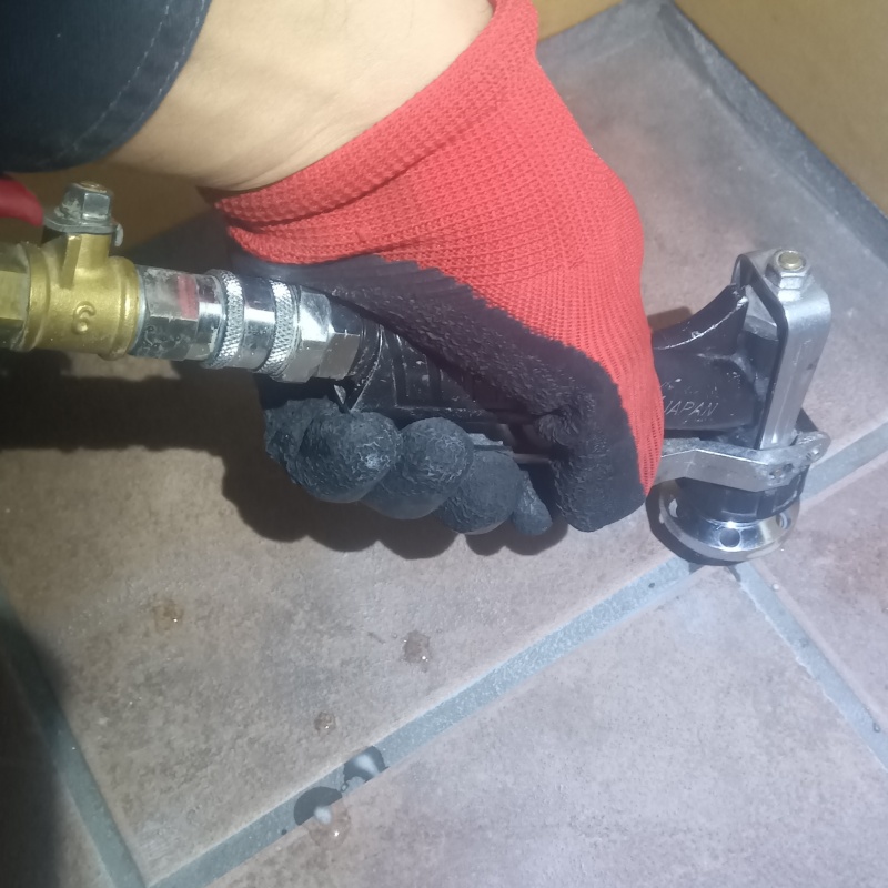 床に穴を開けてシロアリ駆除剤を注入