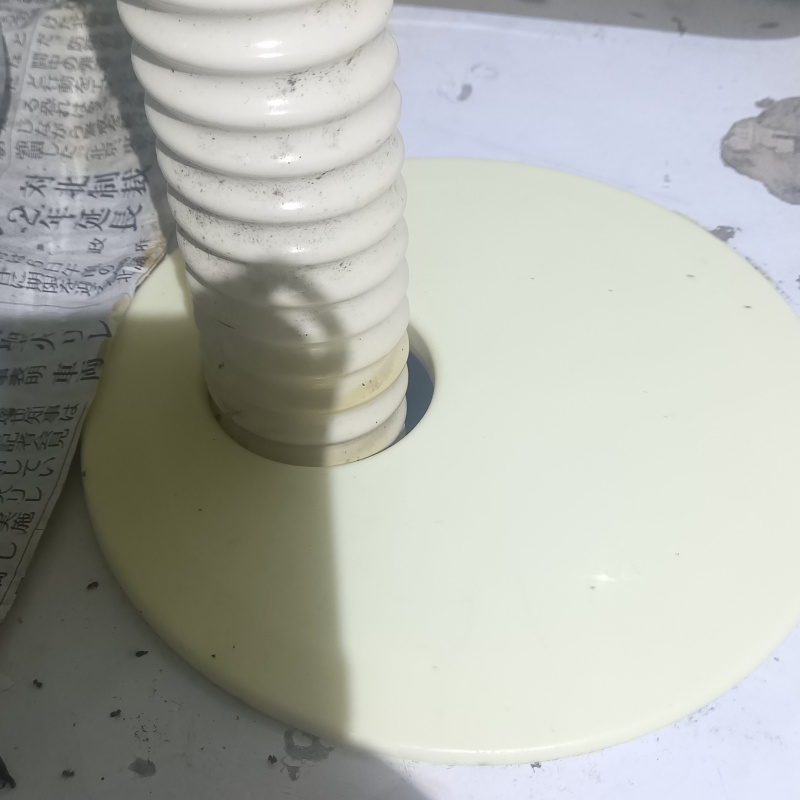 配管が通る穴のすき間