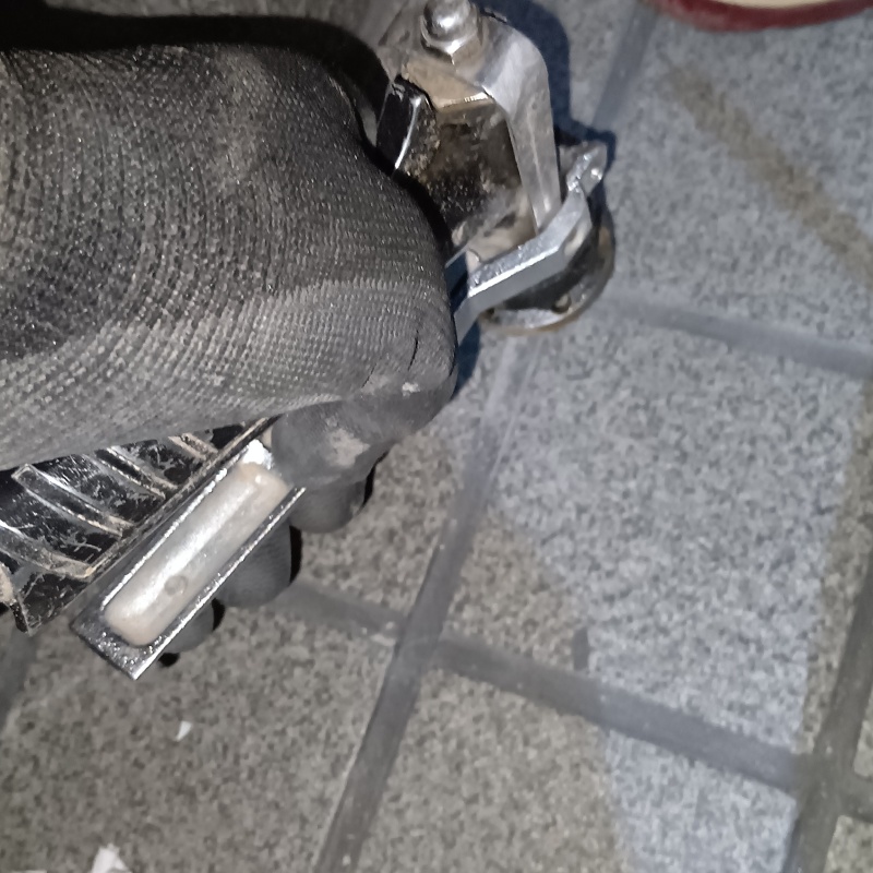 床に穴を開けてシロアリ駆除剤を注入