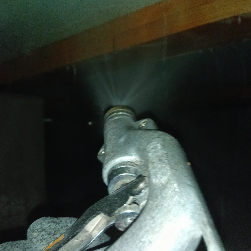 床下の木材に防蟻剤を散布