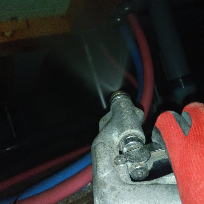 床下の木材に防蟻剤を散布