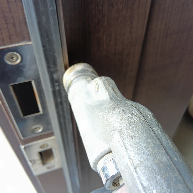 ドア枠に穴を開けてシロアリ駆除剤を注入