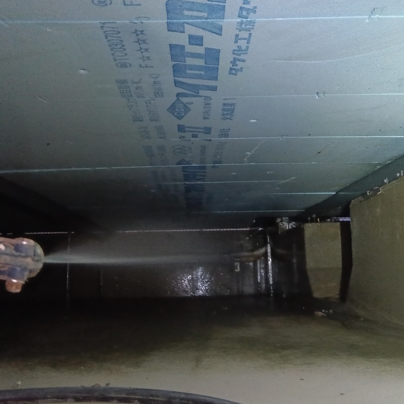 床下の地面に防蟻剤を散布