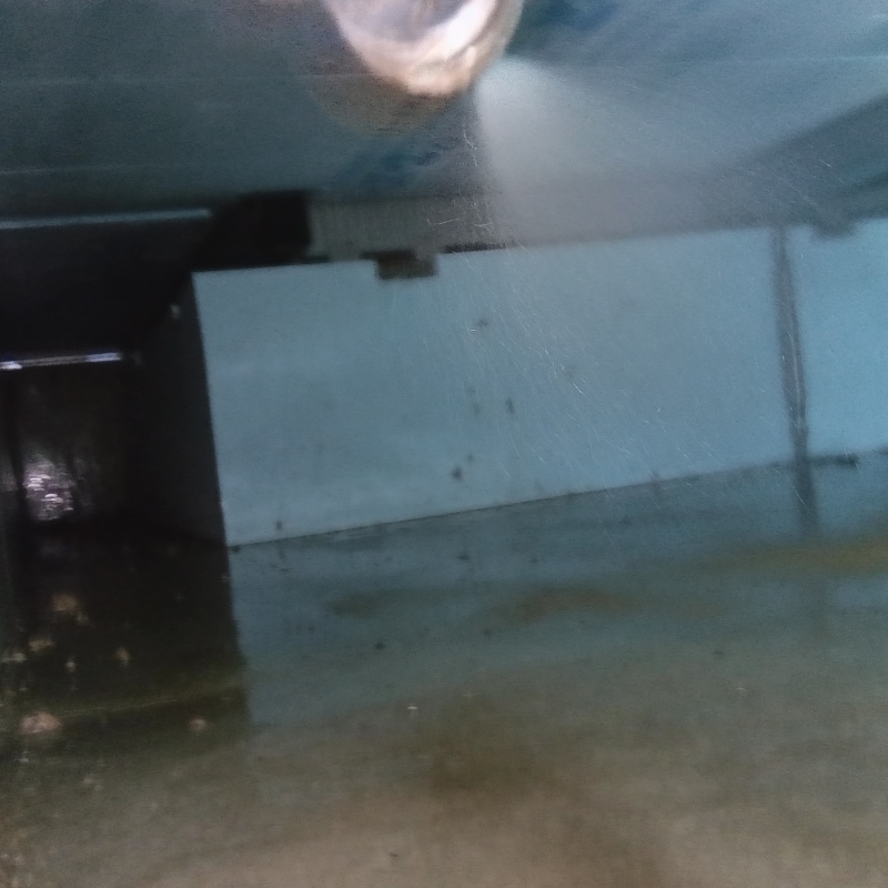 床下の地面に防蟻剤を散布