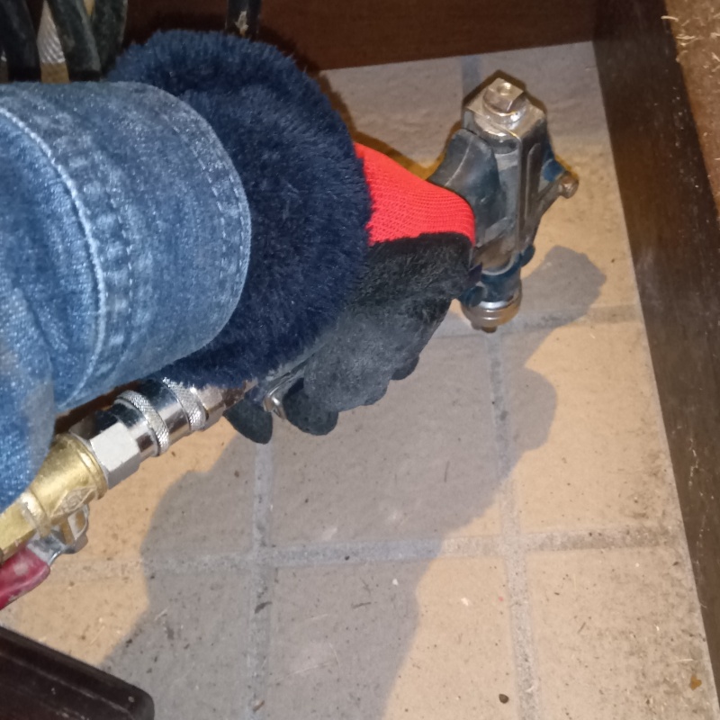 床に穴を開けて防蟻剤を注入