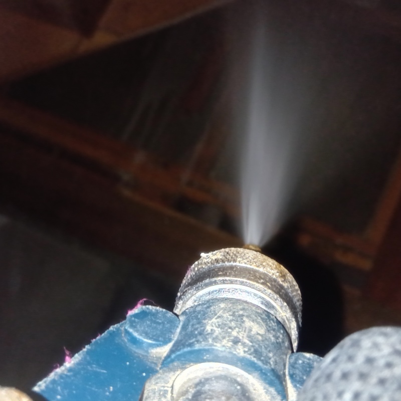 床下の木材にシロアリ駆除剤を散布