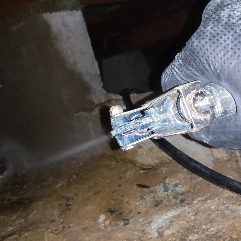 束石にシロアリ駆除剤を散布