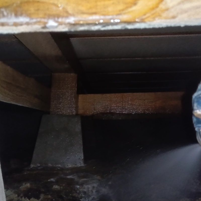 床下の土壌にシロアリ駆除剤を散布