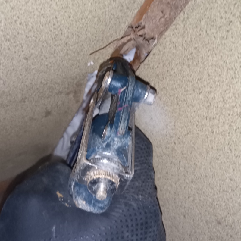 壁にシロアリ駆除剤を注入