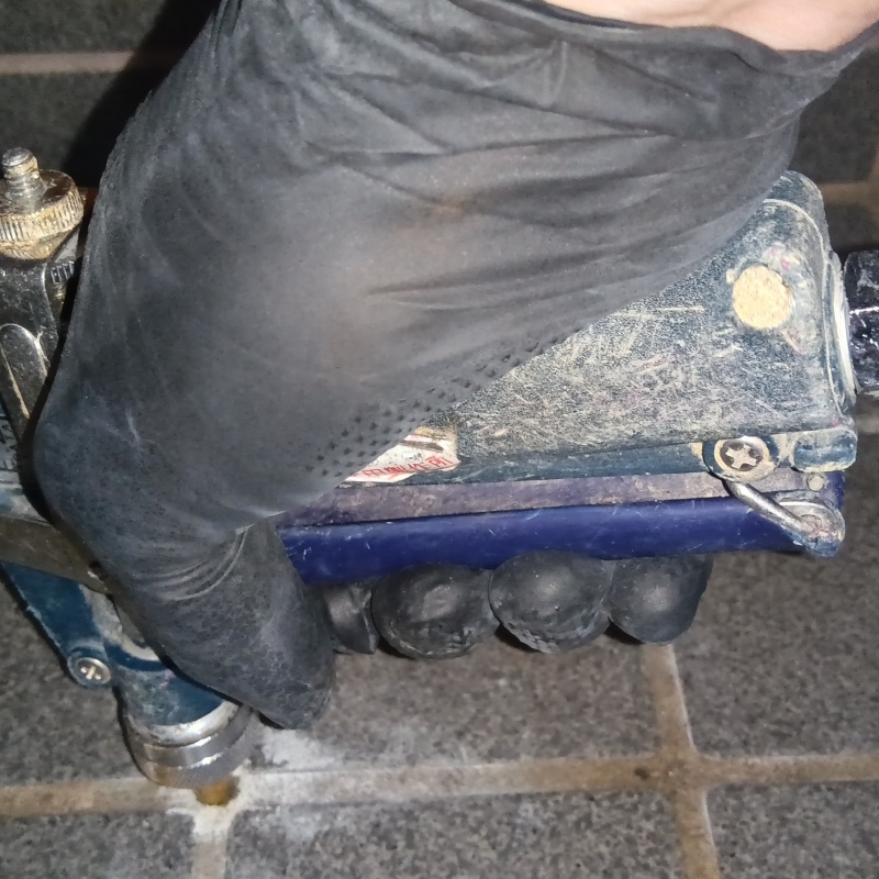 床に穴を開けてシロアリ駆除剤を注入