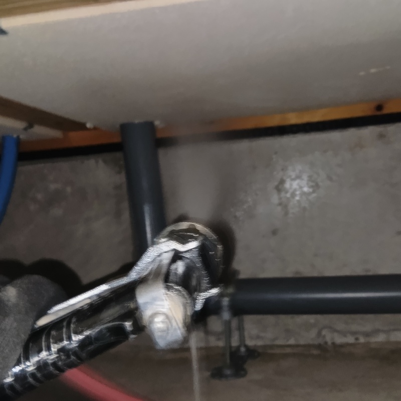 床下の木材に防蟻剤を散布