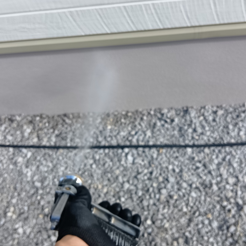 建物の基礎付近に防蟻剤を散布