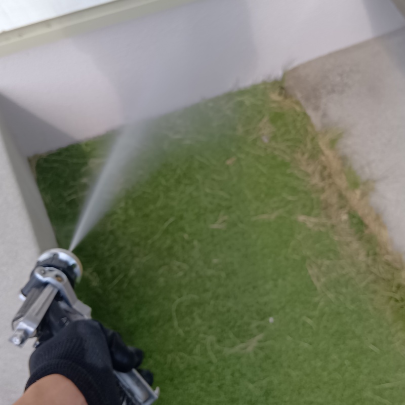 建物外周に防蟻剤を散布