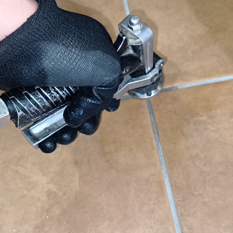 玄関床に穴を開けて防蟻剤を注入