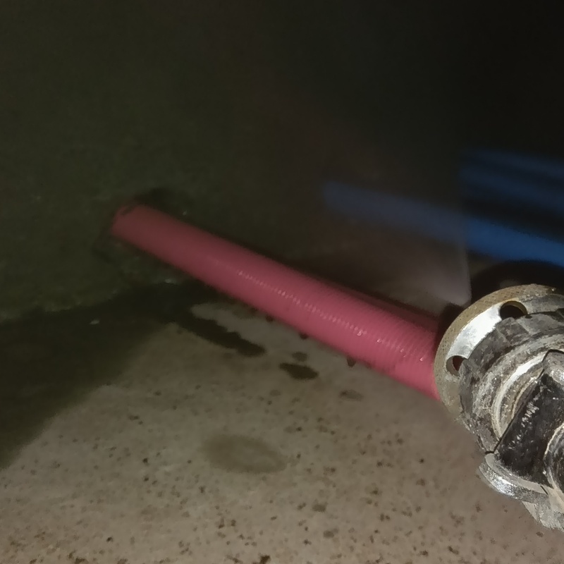 床下の木部全体に防蟻剤を散布