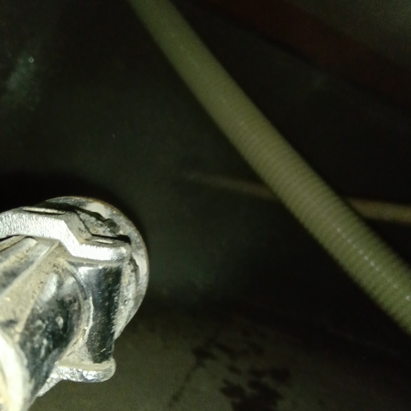 床下の土壌に防蟻剤を散布