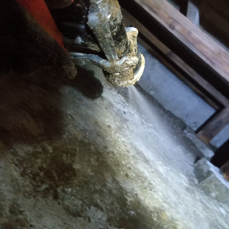 床下の土壌にシロアリ駆除剤を散布