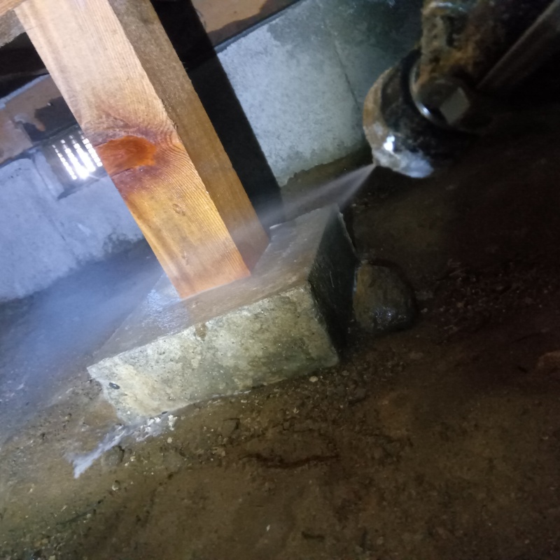 束石にシロアリ駆除剤を散布