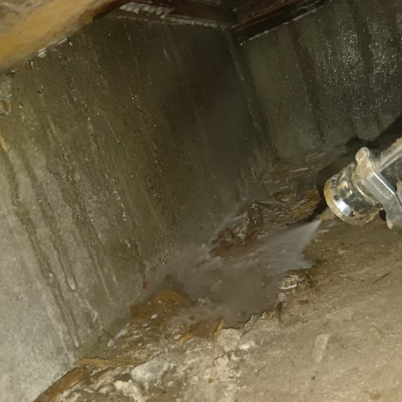 床下の土壌にシロアリ駆除剤を散布