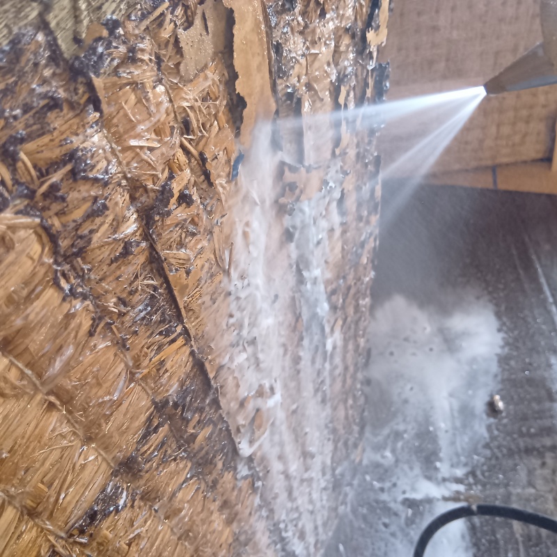 腐食した畳にシロアリ駆除剤を散布