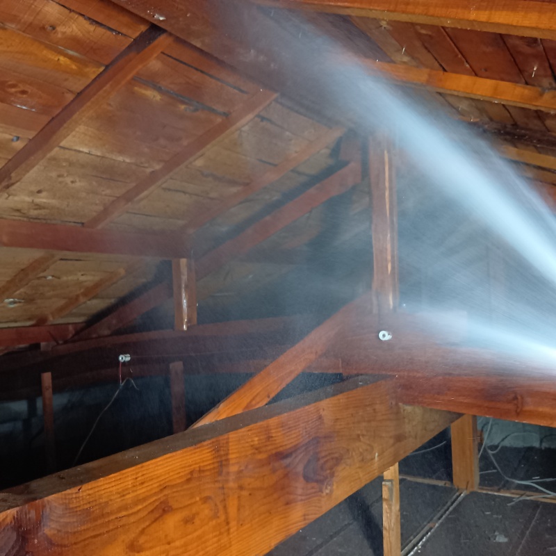 屋根裏にシロアリ駆除剤を散布