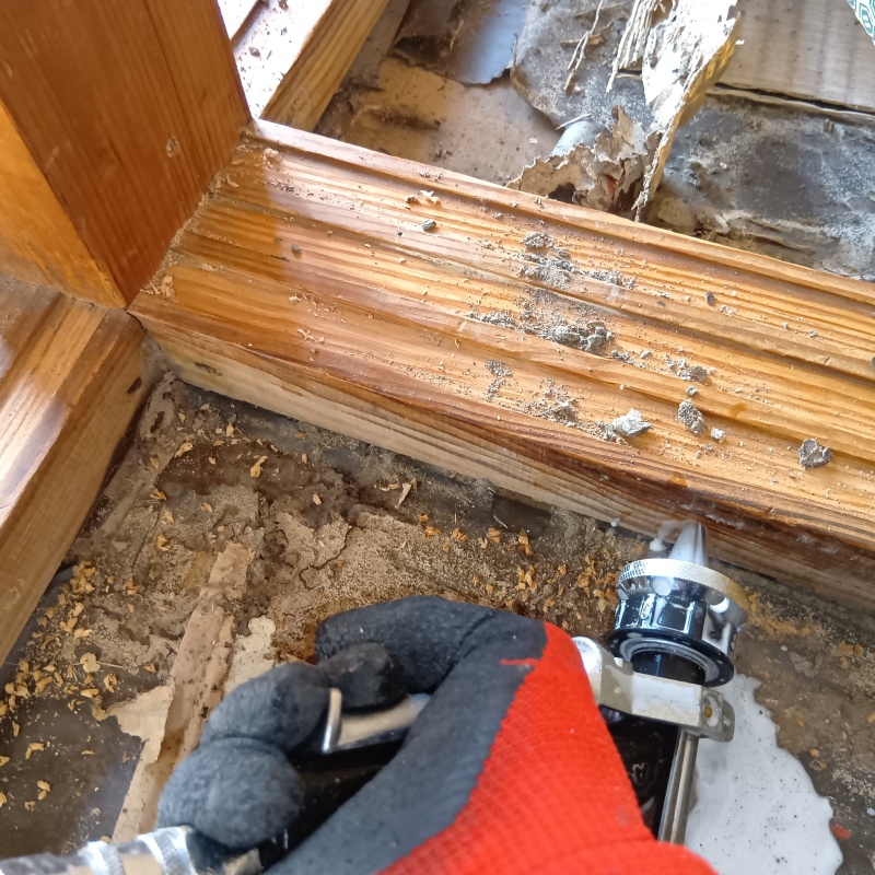 敷居に穴を開けてシロアリ駆除剤を注入
