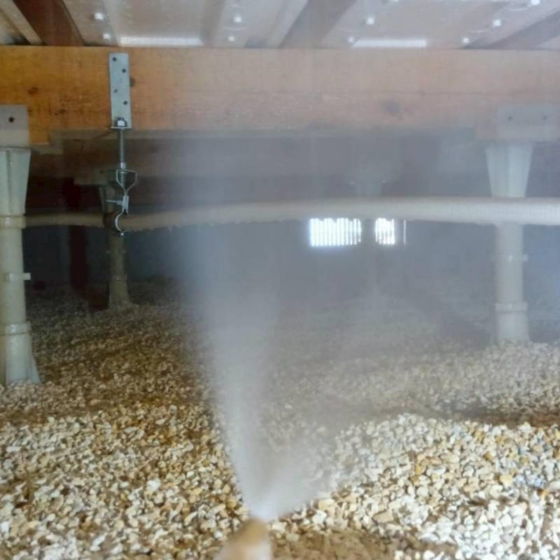 床下の木材にシロアリ駆除剤を散布