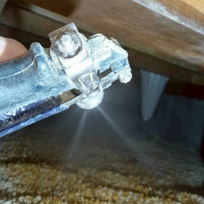 床下の土壌にシロアリ駆除剤を散布