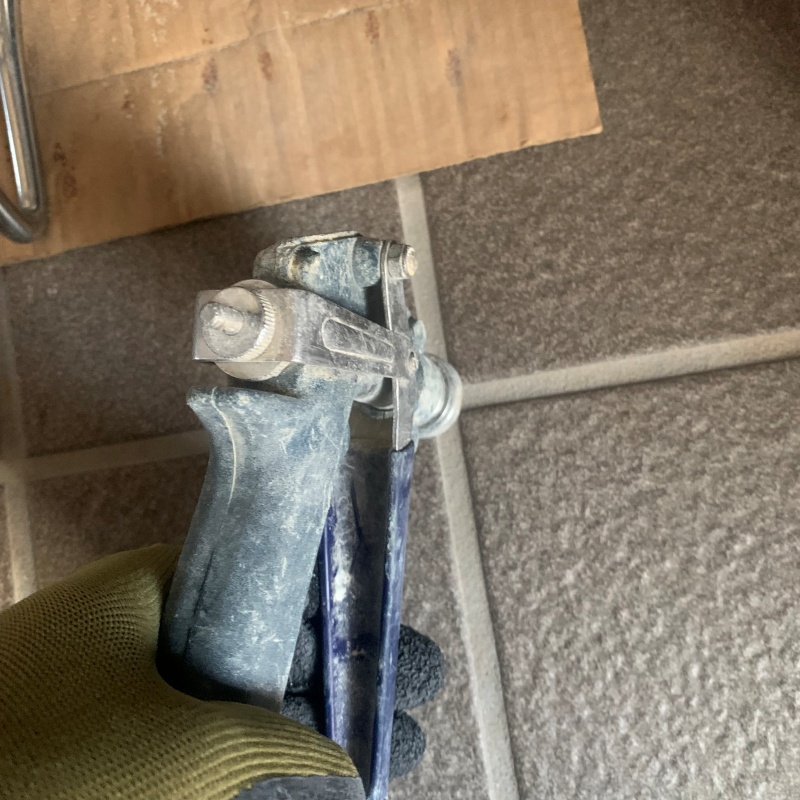 床に穴を開けてシロアリ駆除剤を注入