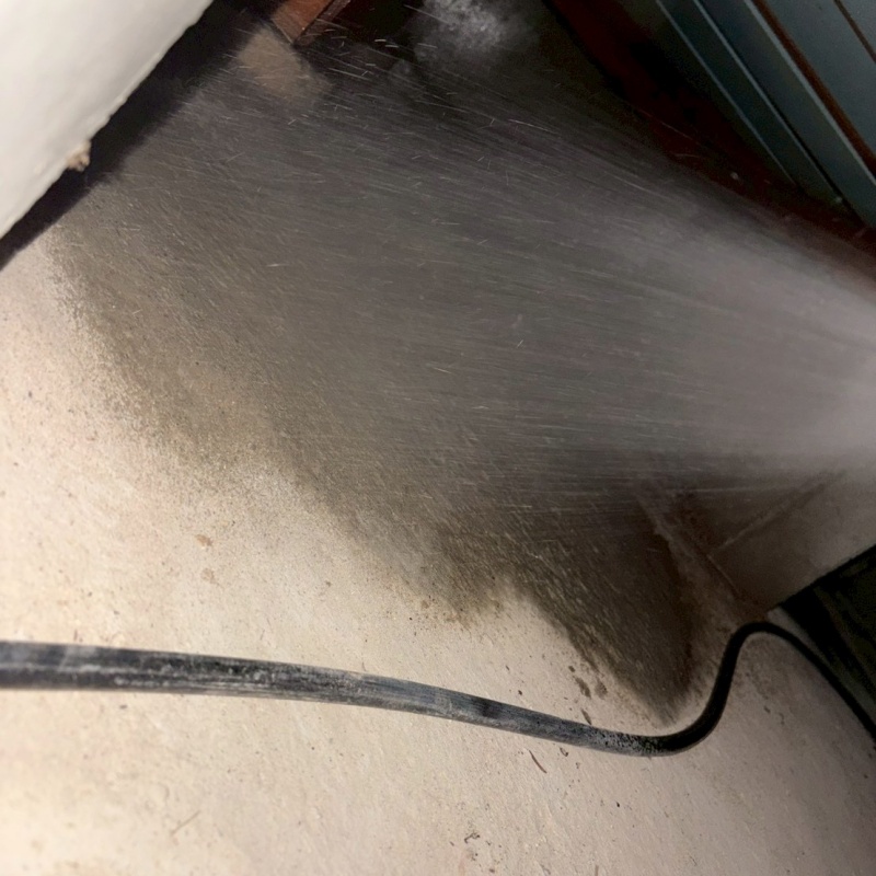 床下の土壌にシロアリ駆除剤を散布