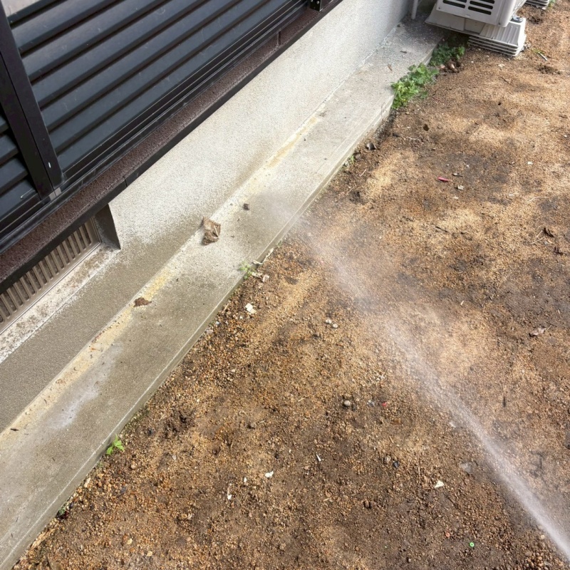 建物外周にシロアリ駆除剤を散布