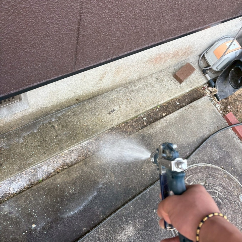 建物外周にシロアリ駆除剤を散布