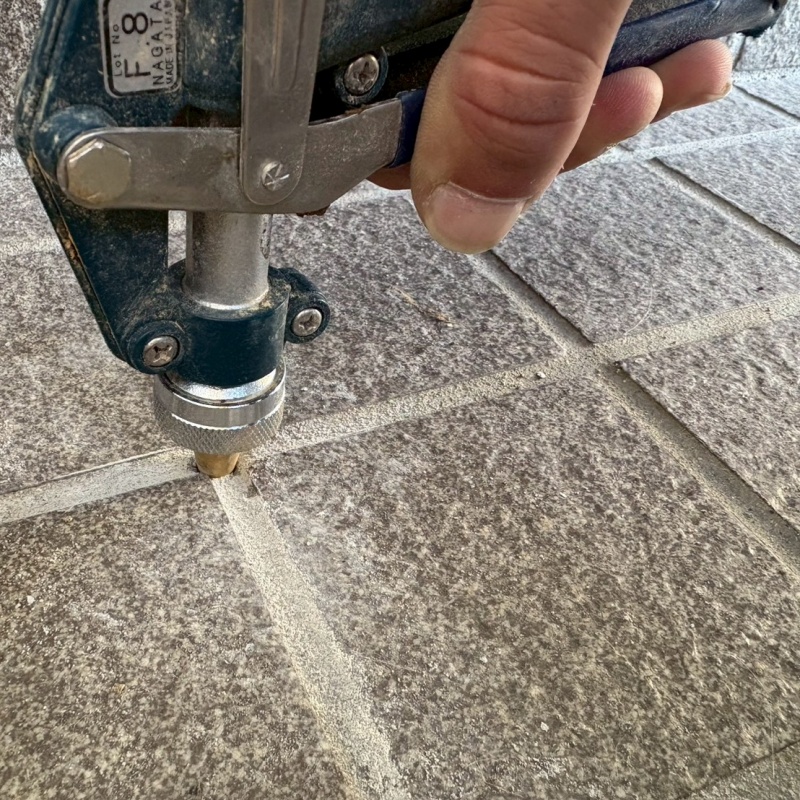 床に穴を開けてシロアリ駆除剤を注入