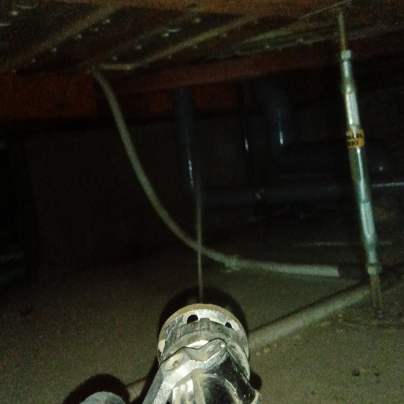 床下の木材に防蟻剤を散布