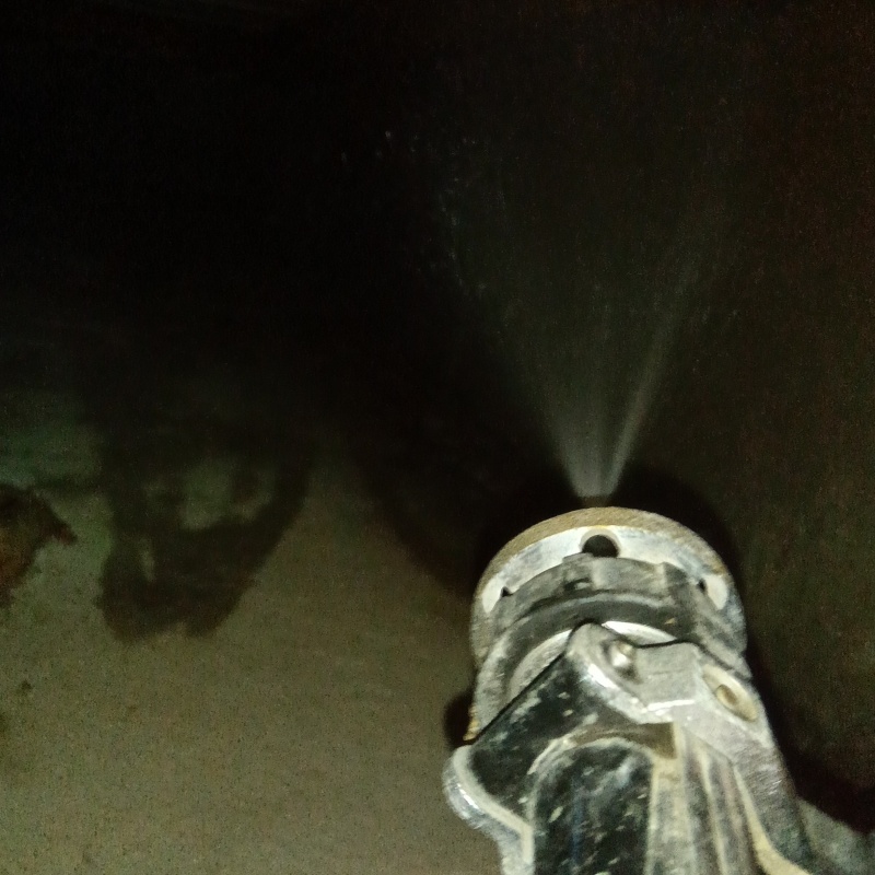 床下の木材に防蟻剤を散布