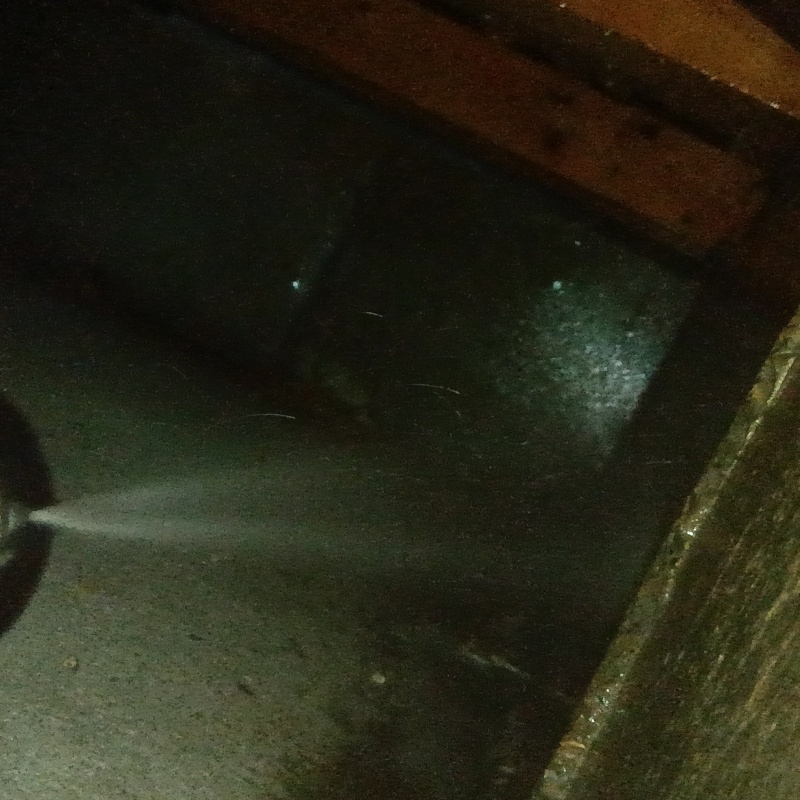 床下の土壌に防蟻剤を散布