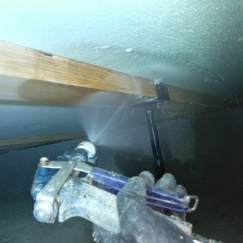 床下の木材に防蟻剤を散布