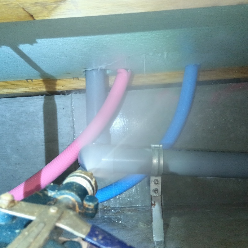 配管まわりに防蟻剤を散布