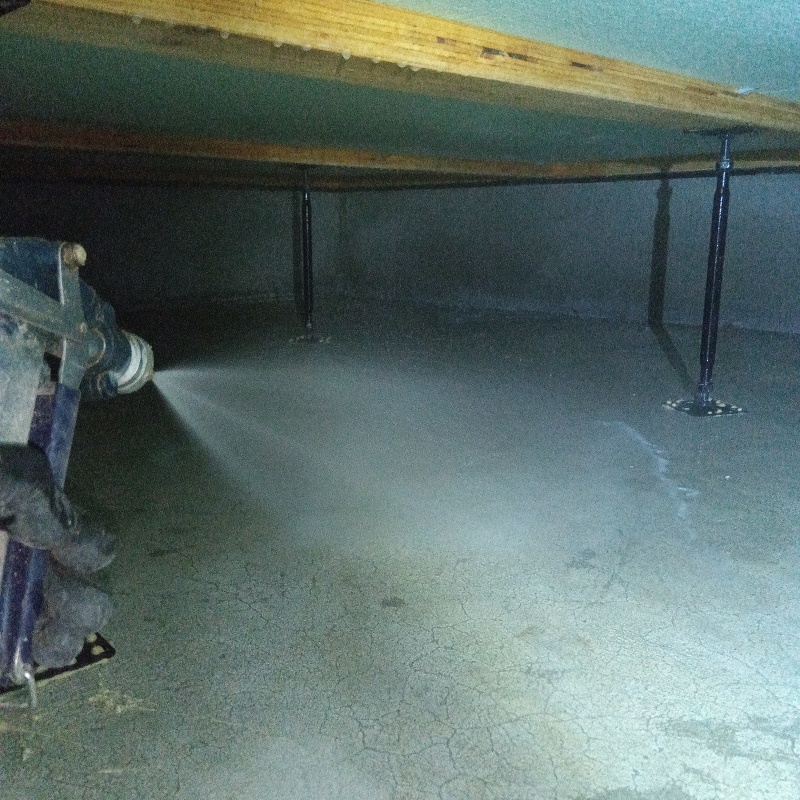 床下の地面に防蟻剤を散布