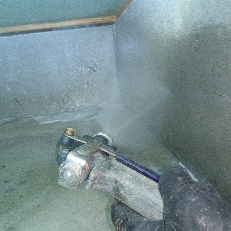 土台付近に防蟻剤を散布