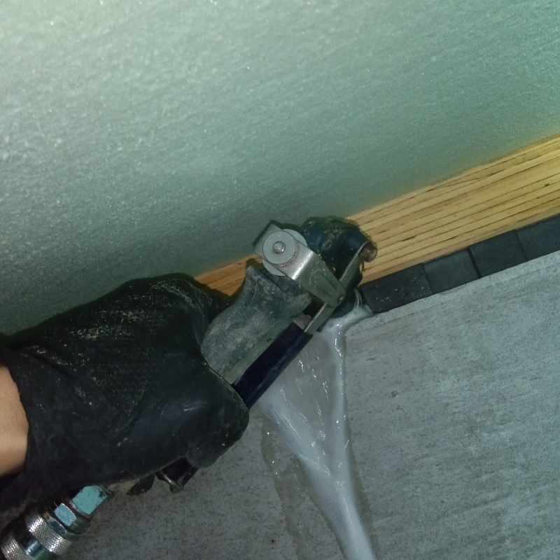 柱に穴を開けて防蟻剤を注入