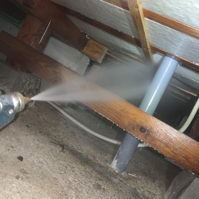 床下の木材にシロアリ駆除剤を散布