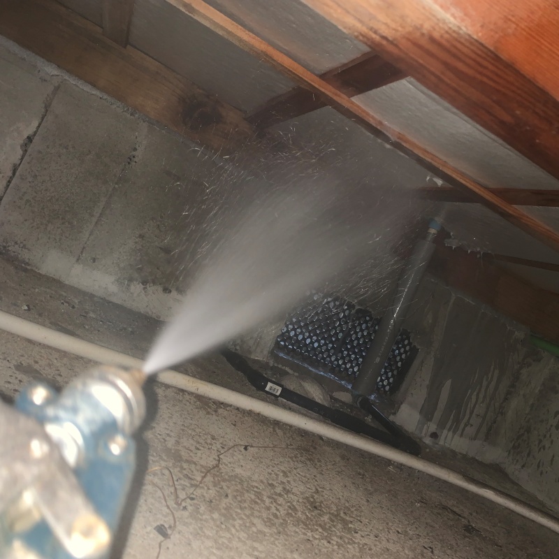 床下の木材にシロアリ駆除剤を散布