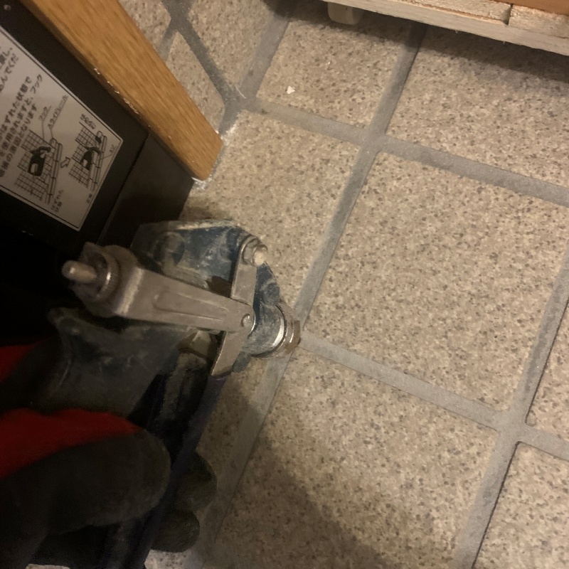 床に穴を開けてシロアリ駆除剤を注入