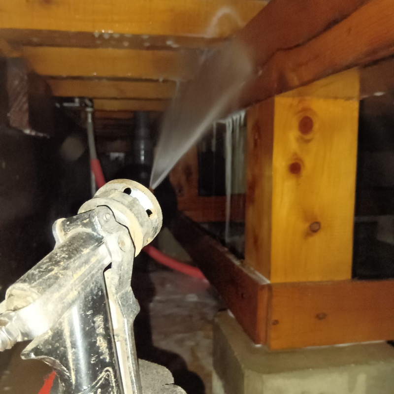 床下の木材にシロアリ駆除剤を散布